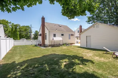 36 Iroquois Place, Farmingdale, NY 11735 - Photo 20