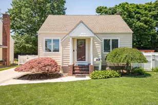 36 Iroquois Pl, Farmingdale, NY 11735 - Photo 2