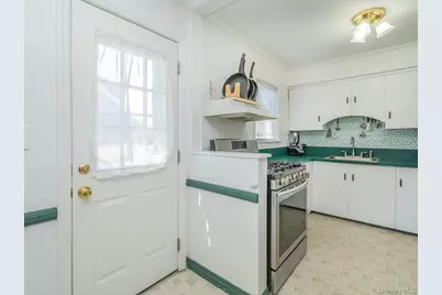 23 Phillips Road, Glen Cove, NY 11542 - Photo 10