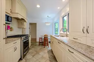 8 Parkside Dr, Great Neck, NY 11021 - Photo 12