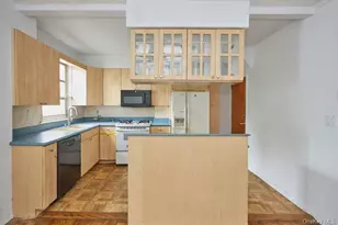61-57 77th Pl, Middle Village, NY 11379 - Photo 6