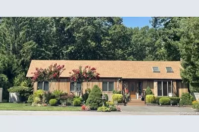 370 Avenue A, Ronkonkoma, NY 11779 - Photo 2