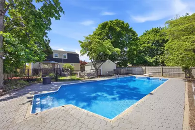 25 Parkdale Drive, North Babylon, NY 11703 - Photo 16