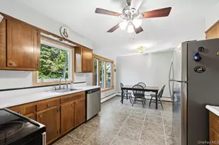 11 Lincoln Ct, Copiague, NY 11726 - Photo 4