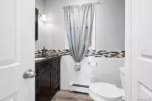 11 Lincoln Ct, Copiague, NY 11726 - Photo 16