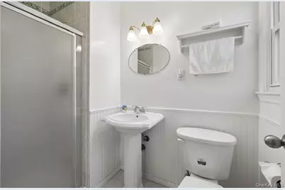 11 Lincoln Court, Copiague, NY 11726 - Photo 14