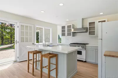 90 Peconic Avenue, Shelter Island, NY 11964 - Photo 18