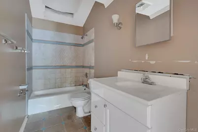 41 Fremont Street, Lindenhurst, NY 11757 - Photo 10