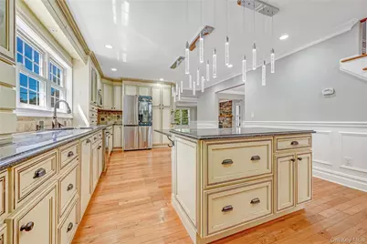 20 Woods Place, Rockville Centre, NY 11570 - Photo 12