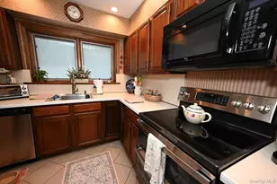 1006 Glen Dr, Franklin Square, NY 11010 - Photo 6