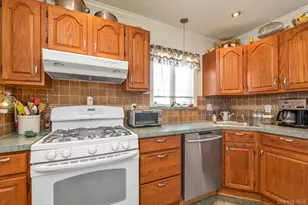 244 Rolling St, Malverne, NY 11565 - Photo 10