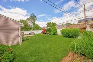 20 Flagstone Ln, Westbury, NY 11590 - Photo 16