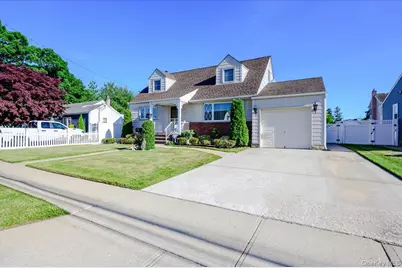 206 N Iowa Avenue, Massapequa, NY 11758 - Photo 2