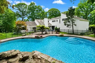 4 Stoneridge Ct, Syosset, NY 11791 - Photo 2