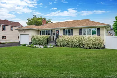 654 S 5th Street, Lindenhurst, NY 11757 - Photo 2