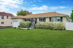 654 S 5th St, Lindenhurst, NY 11757 - Photo 2