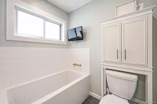 654 S 5th St, Lindenhurst, NY 11757 - Photo 22