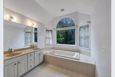 33 Peachtree Court, Holtsville, NY 11742 - Photo 40