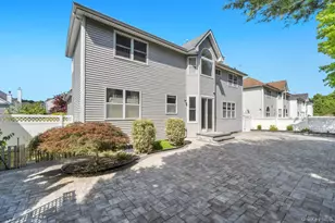 33 Peachtree Ct, Holtsville, NY 11742 - Photo 10