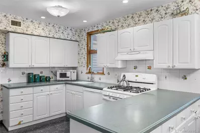 103 Cherrytree Lane, Roslyn Heights, NY 11577 - Photo 12