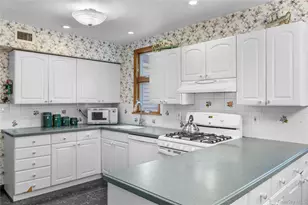 103 Cherrytree Ln, Roslyn Heights, NY 11577 - Photo 12