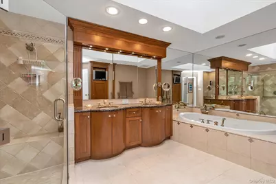51 Wimbledon Drive, Roslyn, NY 11576 - Photo 18