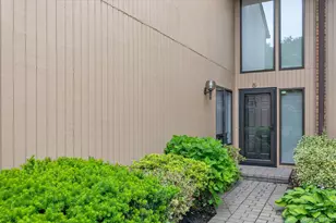 51 Wimbledon Dr, Roslyn, NY 11576 - Photo 2