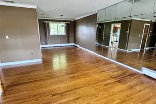 255 Brookside Ct, Copiague, NY 11726 - Photo 2