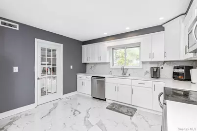 299 Mount Vernon Avenue, Medford, NY 11763 - Photo 2