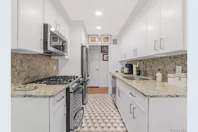 25 Canterbury Road #1M, Great Neck, NY 11021 - Photo 10