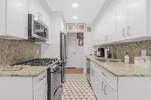 25 Canterbury Rd, Great Neck, NY 11021 - Photo 10
