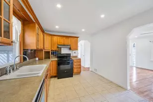 15 Farm Ln, Hicksville, NY 11801 - Photo 8