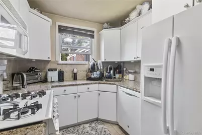 73-11 263rd Street #B, Glen Oaks, NY 11004 - Photo 4