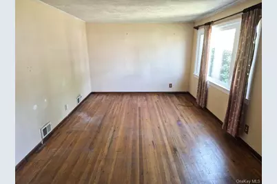 9 Robert Street, Hicksville, NY 11801 - Photo 6