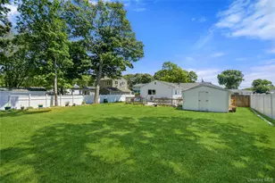 1084 Hyman Ave, Bay Shore, NY 11706 - Photo 32