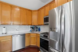 1084 Hyman Ave, Bay Shore, NY 11706 - Photo 16