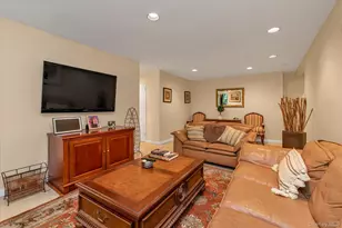 25 Canterbury Rd, Great Neck, NY 11021 - Photo 8