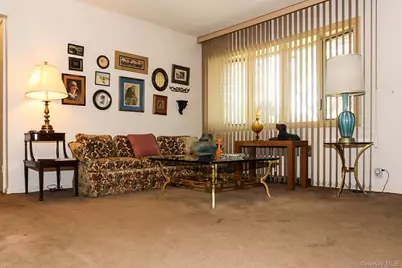 32 Sycamore Road, Valley Stream, NY 11581 - Photo 8