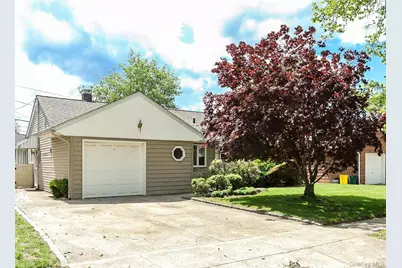 32 Sycamore Road, Valley Stream, NY 11581 - Photo 2