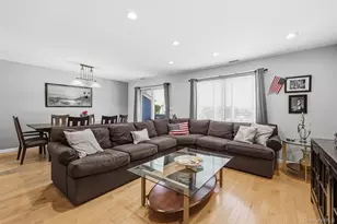 100 Baker Ct, Island Park, NY 11558 - Photo 10