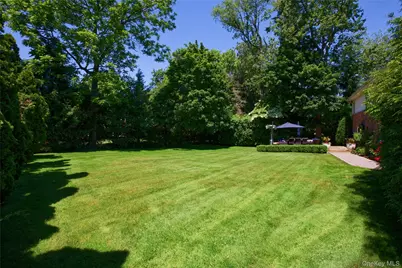 16 Cherrywood Lane, Flower Hill, NY 11050 - Photo 30