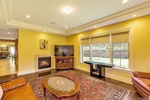 26 Spring Ln, Great Neck, NY 11024 - Photo 10