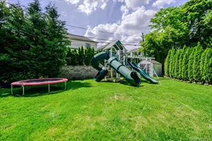 4 Poplar Ct, Great Neck, NY 11024 - Photo 32