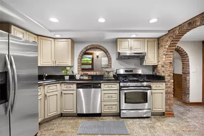 315 Wynsum Avenue, Merrick, NY 11566 - Photo 32