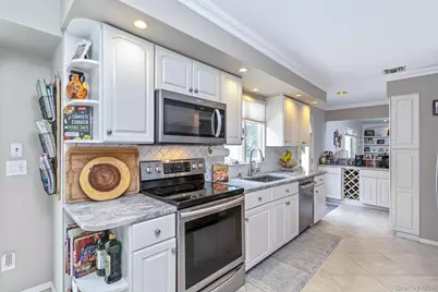27 Winslow Lane, Smithtown, NY 11787 - Photo 18