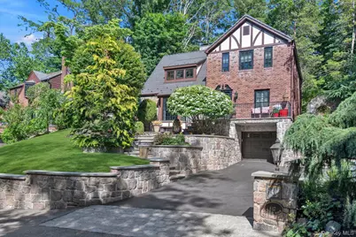 17 Sinclair Martin Drive, Roslyn, NY 11576 - Photo 1