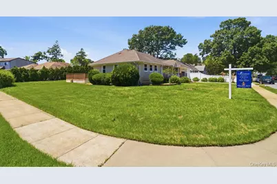 2934 Kinloch Road, Wantagh, NY 11793 - Photo 2
