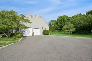 3 Naomi Ct, Melville, NY 11747 - Photo 4