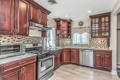 233 Collins Avenue, Williston Park, NY 11596 - Photo 6