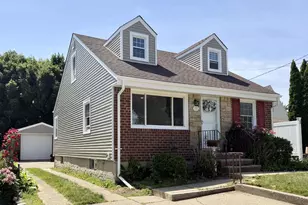 135 Barwick Blvd, Mineola, NY 11501 - Photo 2